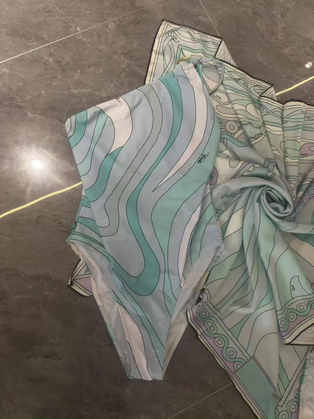 Maillot de Bain Femme Luxe avec Foulard – Élégant et Tendance